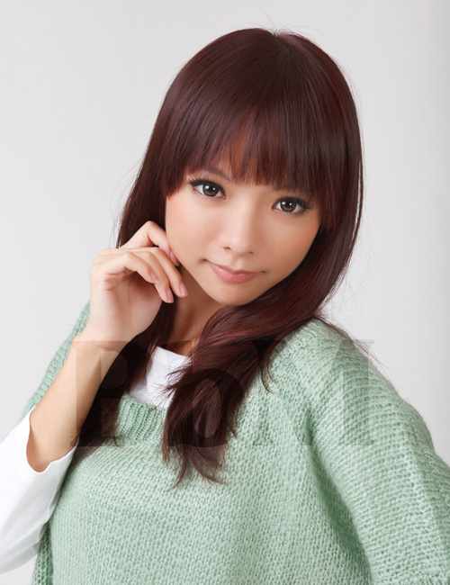 frange lissed aubrun violet coiffure femme moderne cheveux fins maman bebymaman Coiffure lisse avec frange sur cheveux fins, teint sublimé par une couleur auburn-violette
