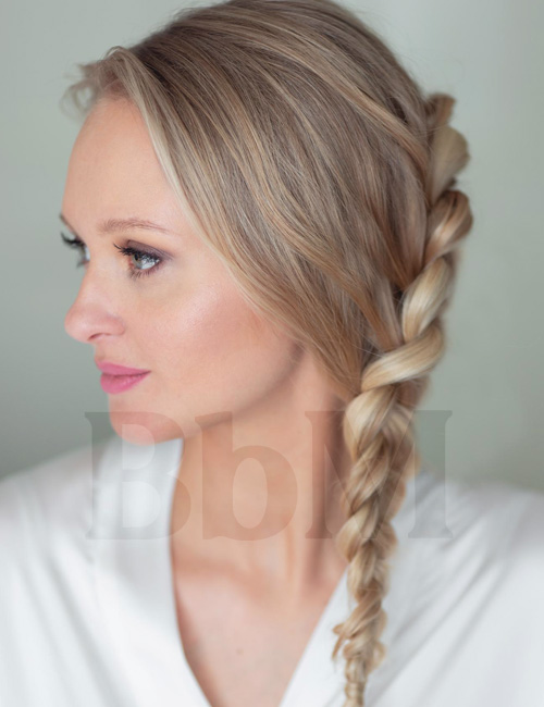 tresse cote coiffure femme moderne cheveux fins maman bebymaman Tresse de côté volumisée sur cheveux fins blonds