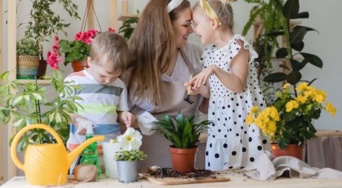 Maman et enfants jardinant ensemble à la maison pour célébrer le printemps en slow life