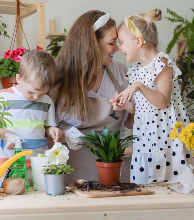 Maman et enfants jardinant ensemble à la maison pour célébrer le printemps en slow life