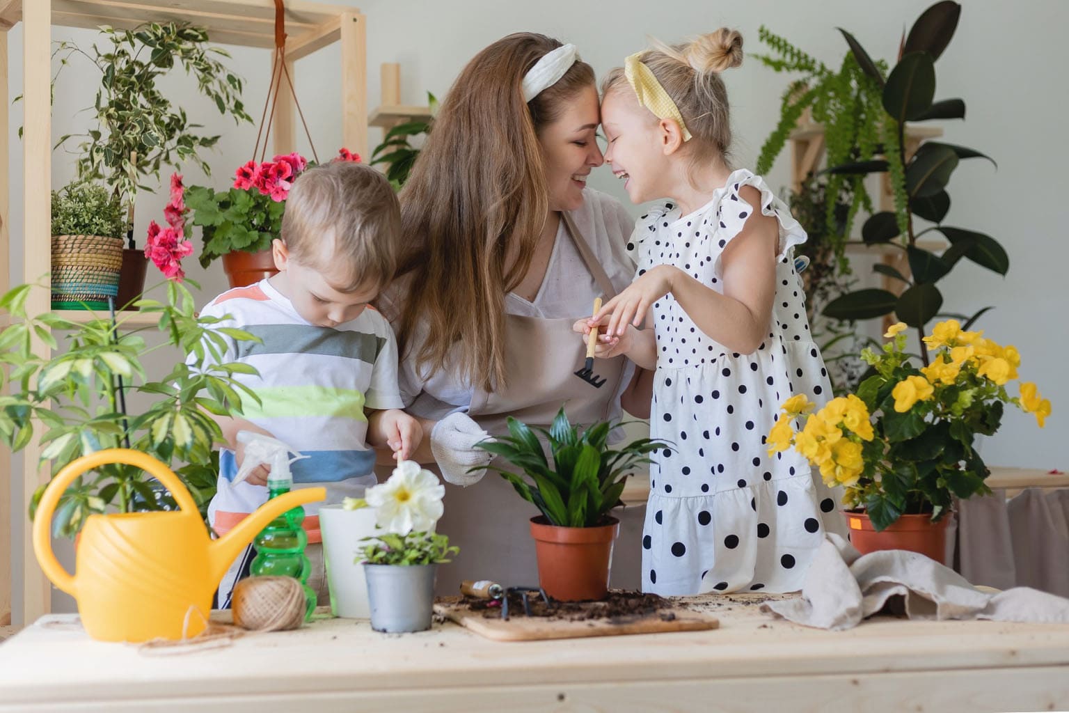 Maman et enfants jardinant ensemble à la maison pour célébrer le printemps en slow life