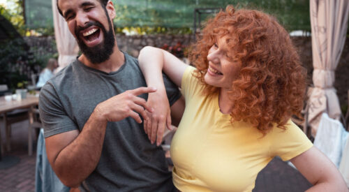 Homme et femme riant ensemble, illustrant une relation grise marquée par la complicité et l’attachement affectif