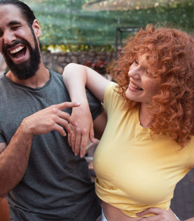 Homme et femme riant ensemble, illustrant une relation grise marquée par la complicité et l’attachement affectif