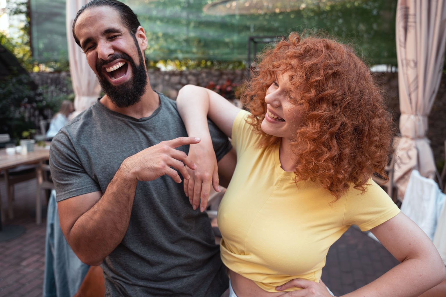 Homme et femme riant ensemble, illustrant une relation grise marquée par la complicité et l’attachement affectif