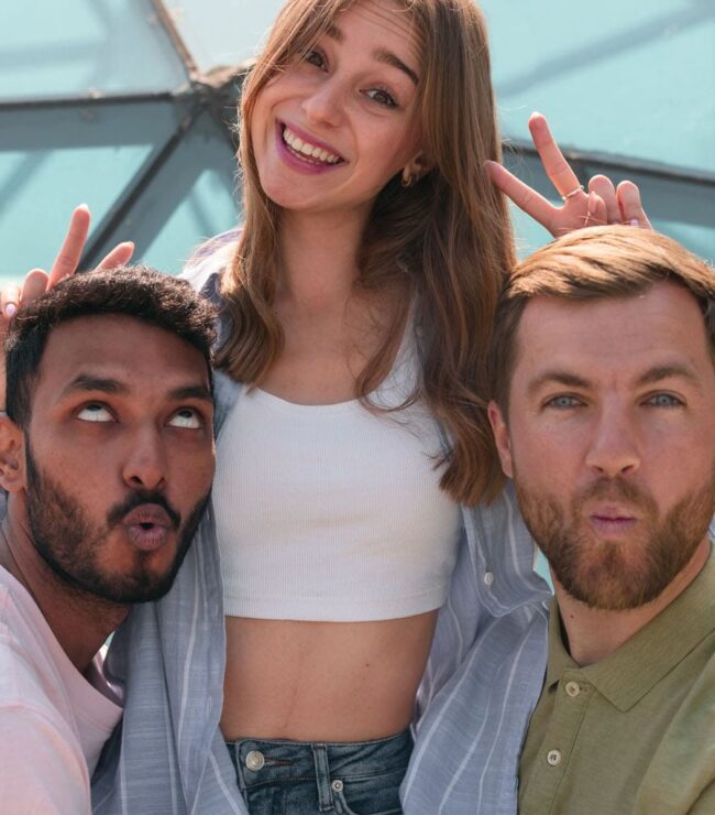 Groupe d'amis posant ensemble joyeusement.
