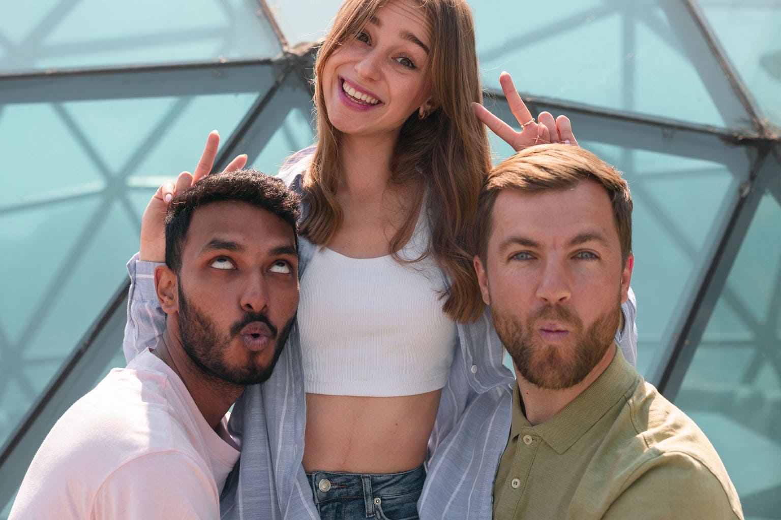 Groupe d'amis posant ensemble joyeusement.