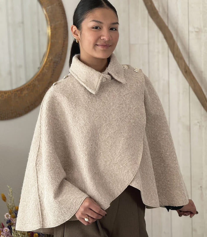 cape tendance veste femme printemp ete 2026 bebymama Cape tendance femme beige avec col et boutons sur les épaules, modèle Rosalie Mademoiselle Marcelle printemps-été 2026