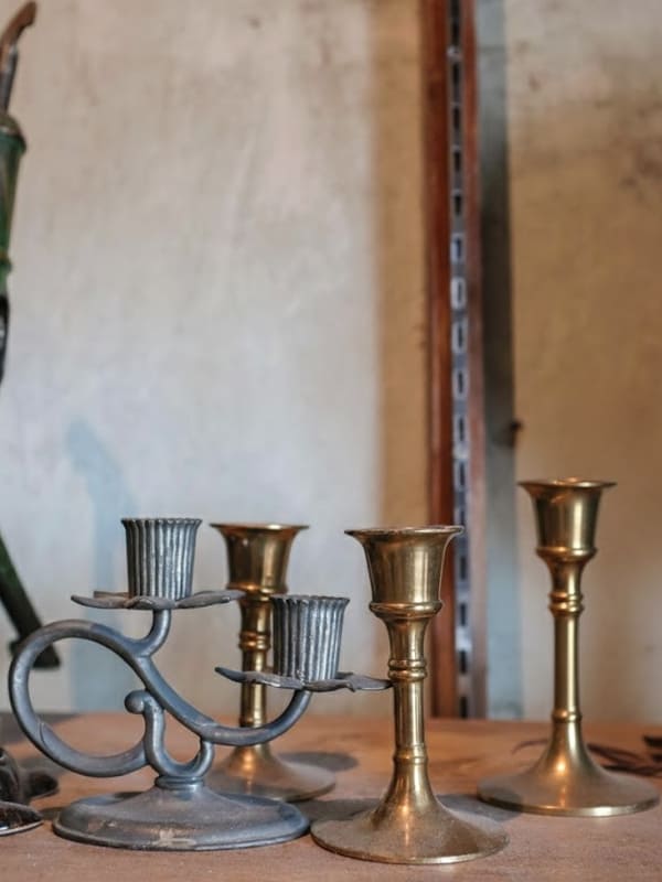 chandelier bougie vintage idee decoration maison rustique chic campagne elegant amengement interieur bebymaman Chandeliers anciens en métal patiné avec bougies, décoration rustique chic et ambiance chaleureuse