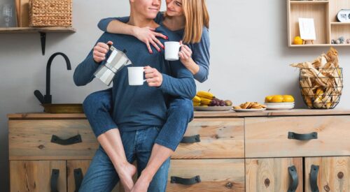 Couple partageant un moment du quotidien à la maison, illustrant l’amour, la complicité et l’équilibre dans la vie de couple