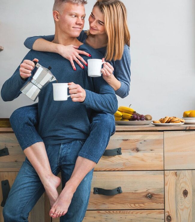Couple partageant un moment du quotidien à la maison, illustrant l’amour, la complicité et l’équilibre dans la vie de couple