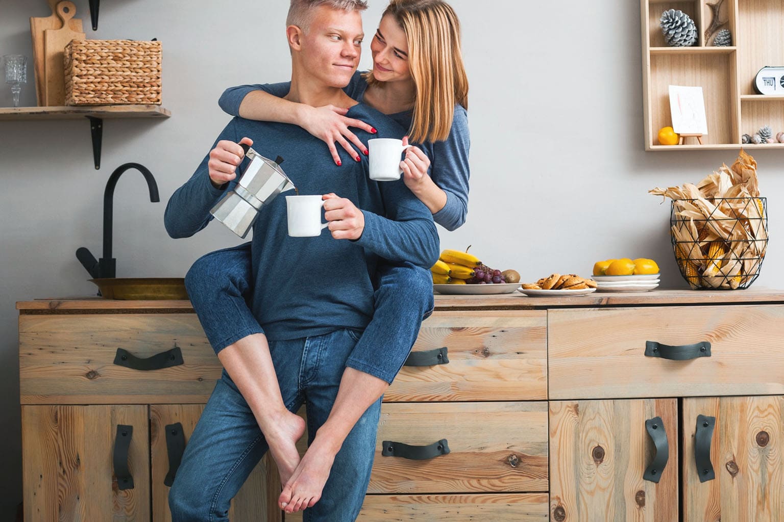 Couple partageant un moment du quotidien à la maison, illustrant l’amour, la complicité et l’équilibre dans la vie de couple
