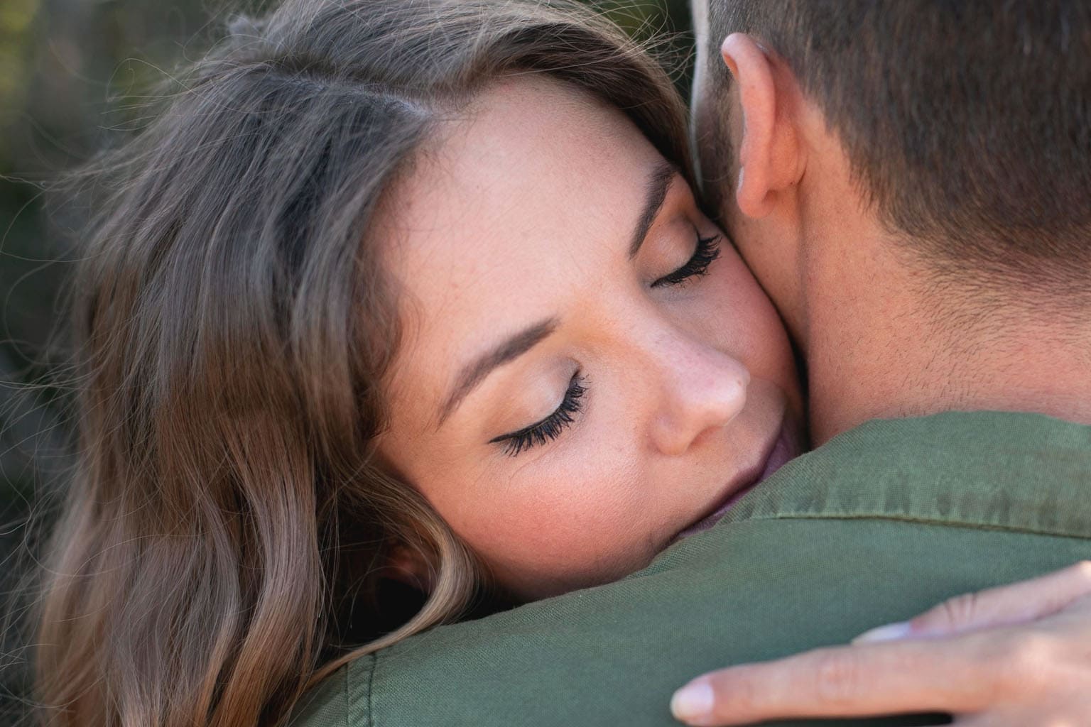 Femme enlacée contre un homme, illustrant l’attachement affectif et la culpabilité émotionnelle dans une relation