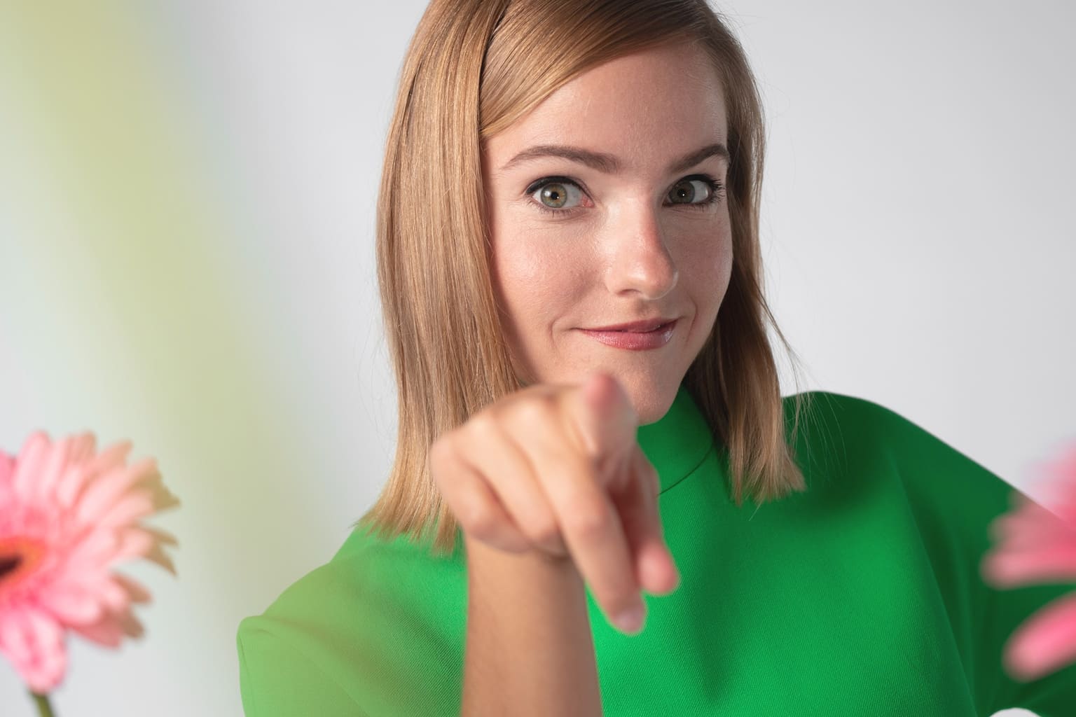 Femme souriante pointant vers l’objectif, incarnant la réussite personnelle et l’équilibre de la maman d’aujourd’hui