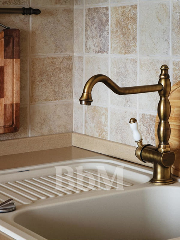 robinet or dore porcelaine laiton decoration maison rustique chic campagne elegant amengement interieur bebymaman Robinet en laiton patiné avec détail en porcelaine dans une cuisine rustique chic