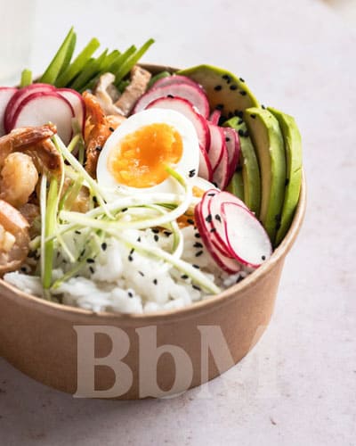 slowfood famille enfant recette facile pokeball legume bebymaman Poke bowl maison composé de riz, légumes et œuf, repas slow food à composer en famille