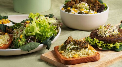Repas slow food composé de tartines, bols et légumes frais, cuisine simple et conviviale en famille