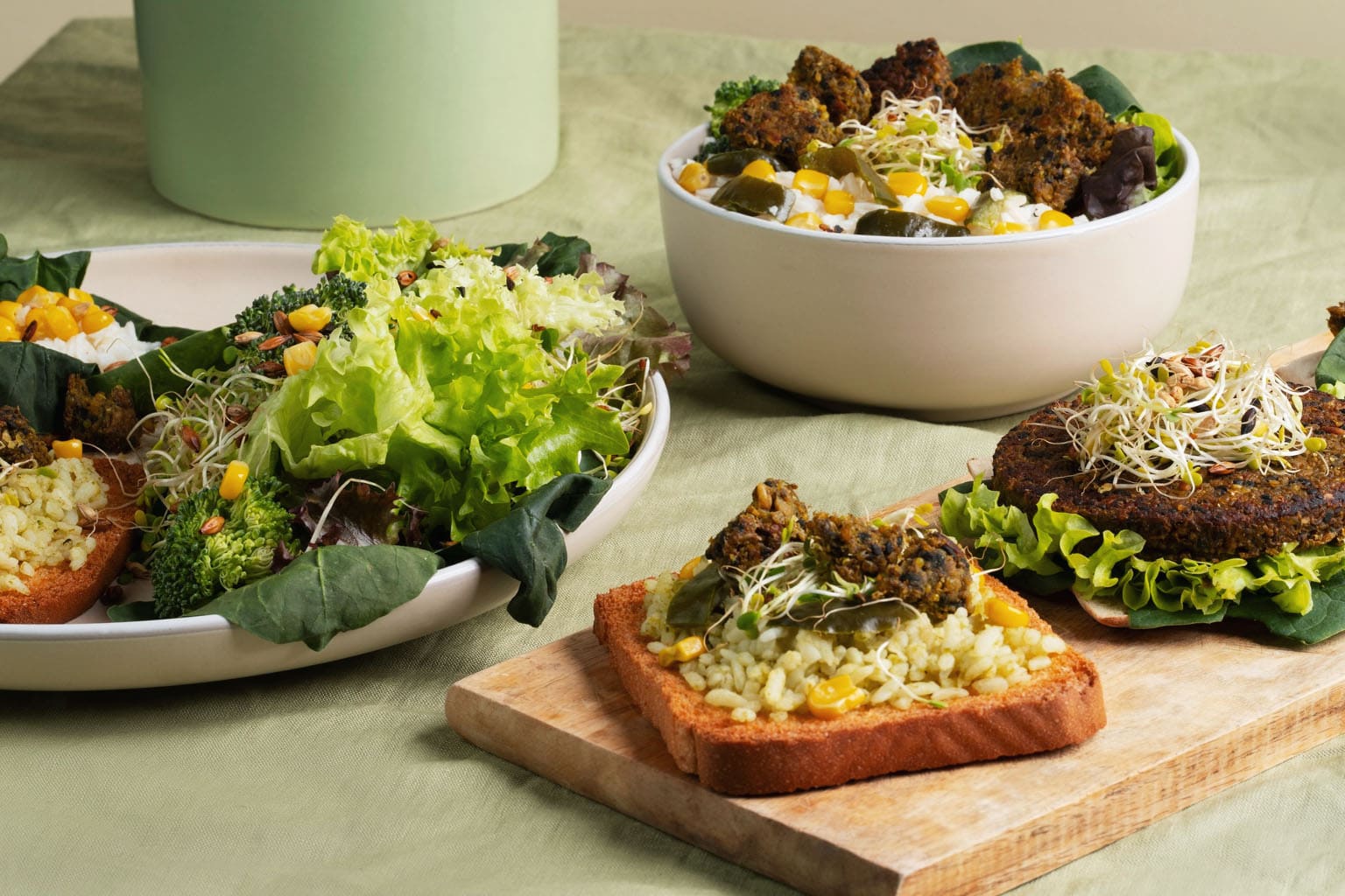 Repas slow food composé de tartines, bols et légumes frais, cuisine simple et conviviale en famille