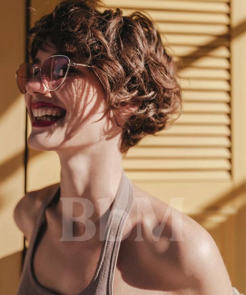 tendance coiffure femme printemps ete 2026 shag carre court boucle Coupe shag courte et aérienne, coiffure tendance printemps été 2026 pour cheveux fins avec volume naturel