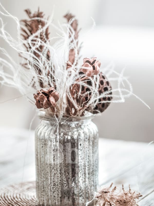 verre mercurise idee decoration maison rustique chic campagne elegant amengement interieur bebymaman Verre mercuré en vase avec fleurs séchées, décoration rustique chic et ambiance chaleureuse
