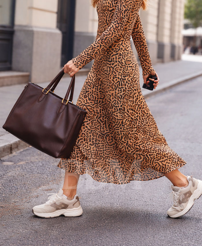 basket running robe leopard motif dressing tendance mode femme quadra bebymaman Robe léopard portée avec baskets beige et blanches et sac oversize en cuir marron foncé, look tendance femme active de 40 ans en ville – Be by Maman