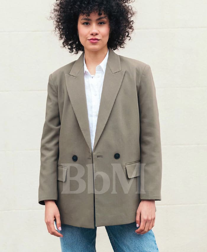 blaser basique dressing tendance mode femme quadra bebymaman Blazer oversize beige porté par une femme de 40 ans avec chemise blanche et jean droit, look tendance femme active et maman quadra – Be by Maman