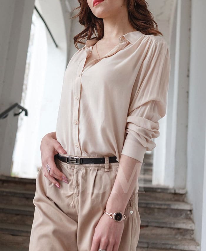 chemisier fluide dressing tendance mode femme quadra bebymaman Chemisier fluide beige porté par une femme de 40 ans avec pantalon taille haute, look élégant et tendance pour femme active et maman quadra – Be by Maman