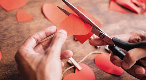 DIY Saint-Valentin : découpe de cœurs en papier rouge pour une décoration faite main