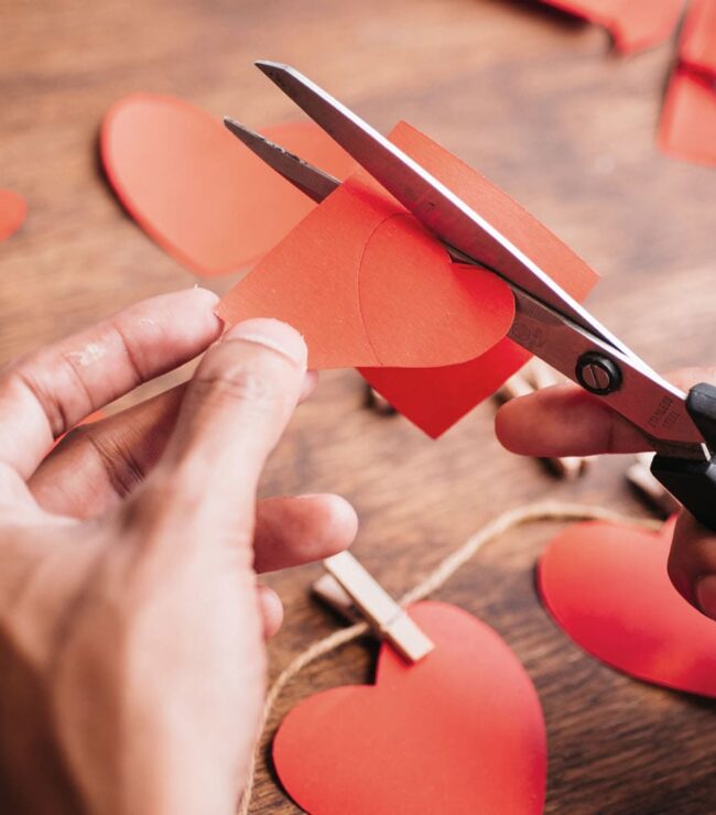 DIY Saint-Valentin : découpe de cœurs en papier rouge pour une décoration faite main