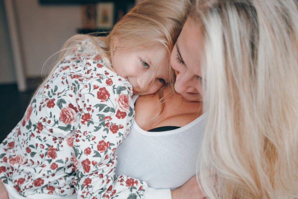 maternite maman quadra femme 40 ans enfant fille complice bebymaman Maman quadra et sa fille dans un moment de tendresse, maternité à 40 ans