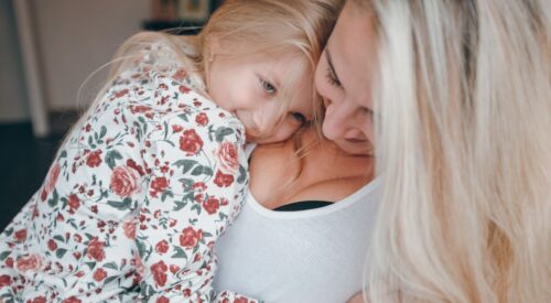 Maman quadra et sa fille dans un moment de tendresse, maternité à 40 ans