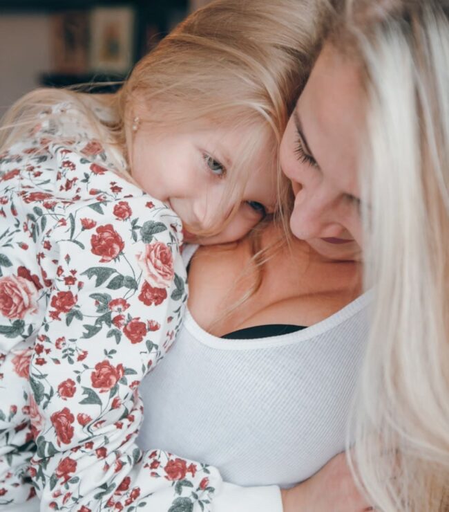 Maman quadra et sa fille dans un moment de tendresse, maternité à 40 ans