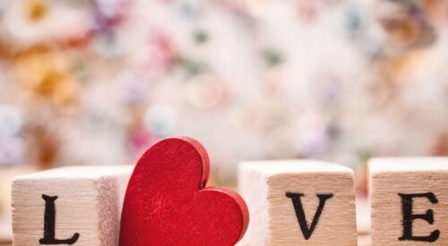 Saint-Valentin : lettres en bois formant le mot LOVE avec un cœur rouge, symbole d’un amour simple et authentique