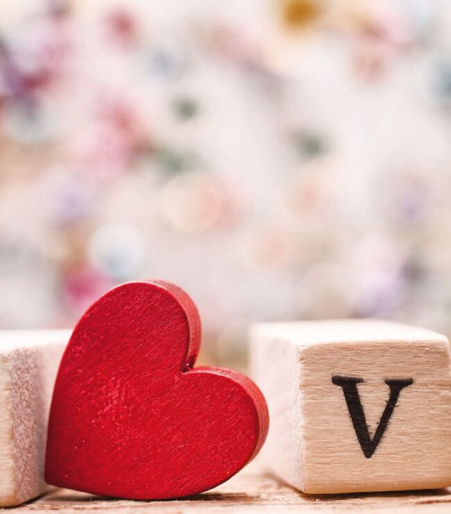 Saint-Valentin : lettres en bois formant le mot LOVE avec un cœur rouge, symbole d’un amour simple et authentique
