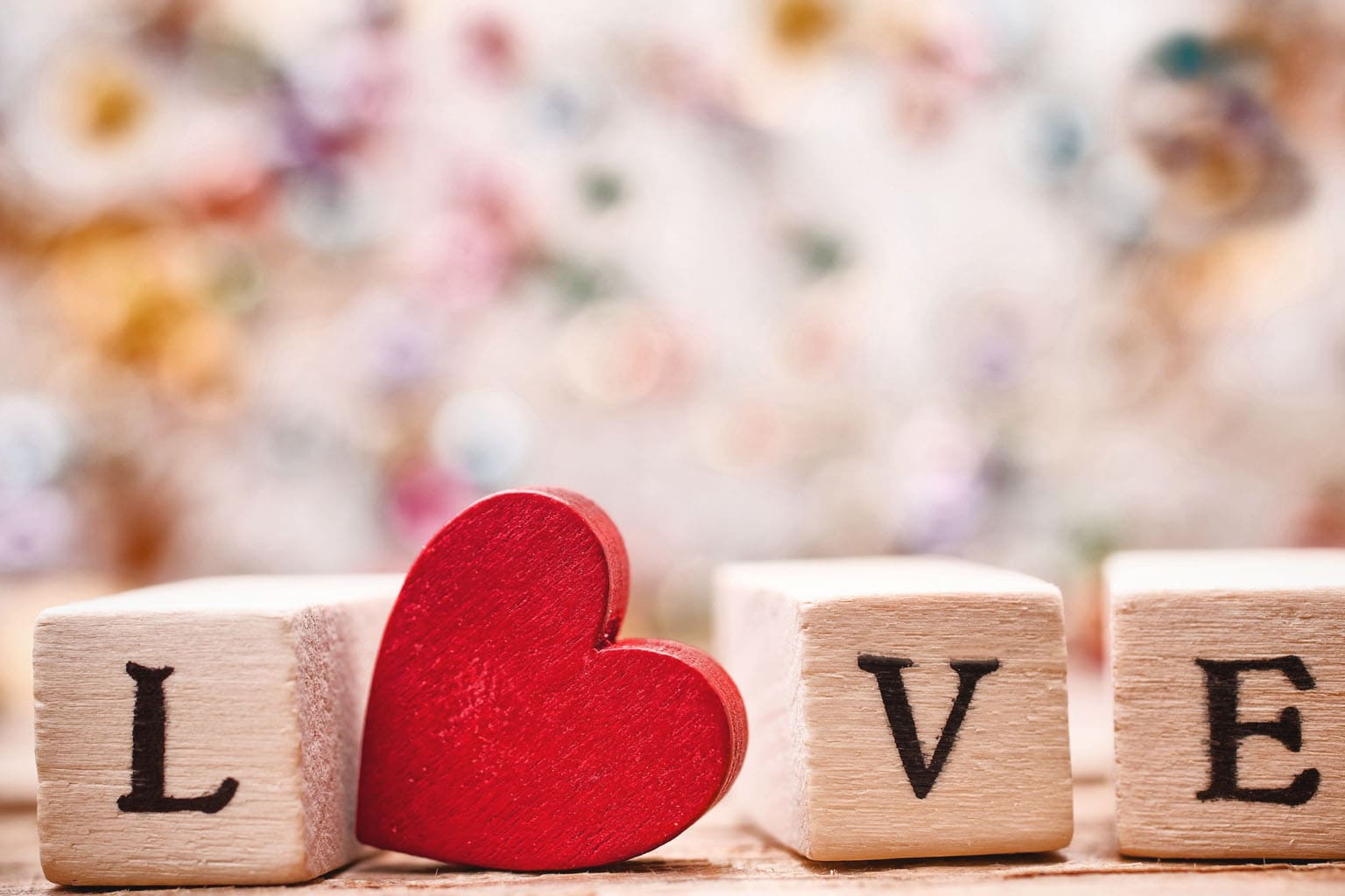 Saint-Valentin : lettres en bois formant le mot LOVE avec un cœur rouge, symbole d’un amour simple et authentique