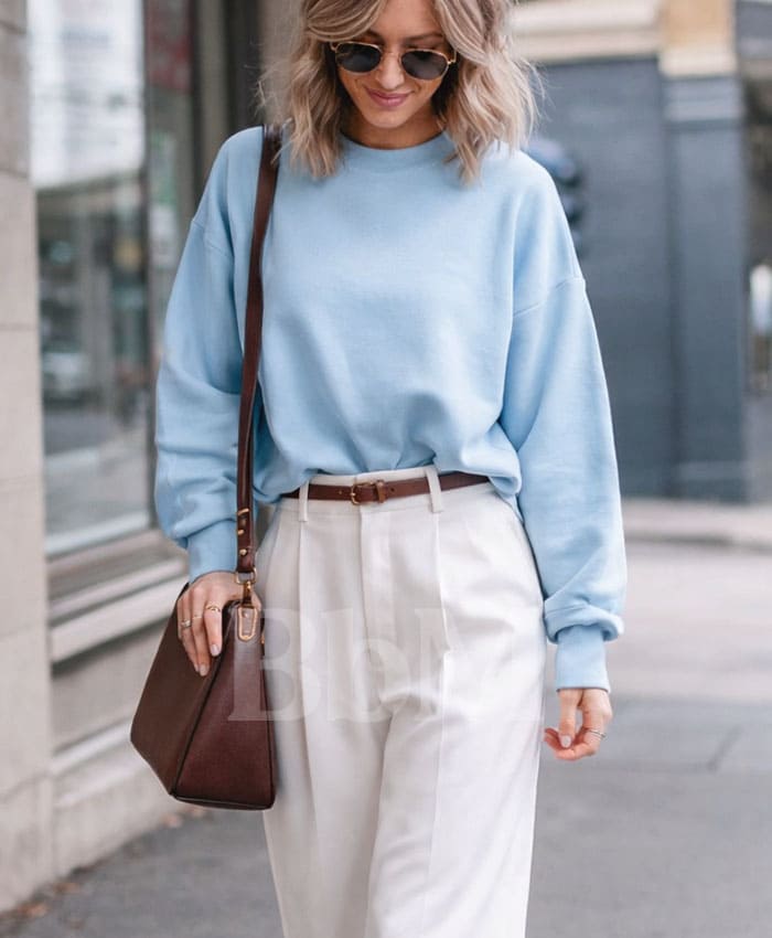 sweat pull oversize dressing tendance mode femme quadra bebymaman Sweat bleu ciel oversize porté avec pantalon blanc fluide taille haute et mocassins beige, look femme active tendance 40 ans avec sac bandoulière marron – Be by Maman