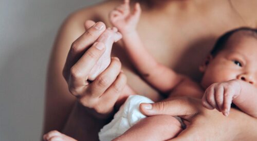 maman tenant son nouveau-né dans les bras après la naissance peau à peau moment maternite allaitement ou biberon