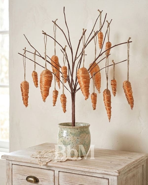 arbre de paques printemps maison decoration carotte bebymaman Arbre de Pâques décoré avec suspensions en forme de carottes en corde naturelle