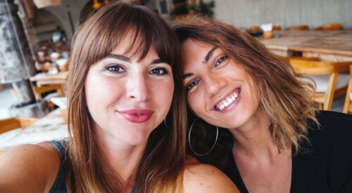 maman hybride qui profite d’un moment entre copines au restaurant, femme qui prend soin d’elle et cultive son bien-être et sa vie sociale