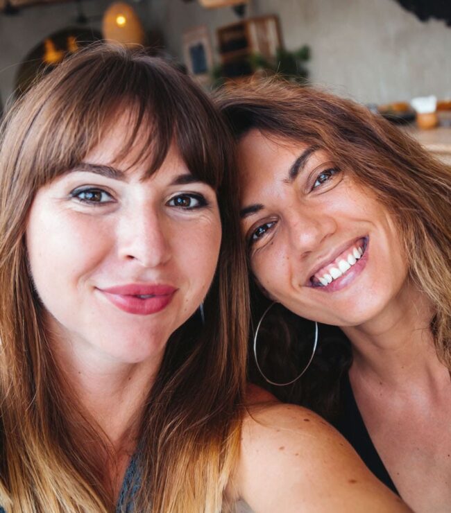 maman hybride qui profite d’un moment entre copines au restaurant, femme qui prend soin d’elle et cultive son bien-être et sa vie sociale