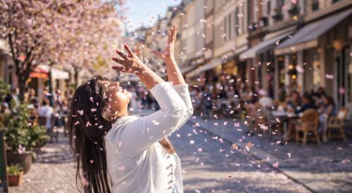 femme 40 ans printemps rue piétonne fleurs slow attitude avril reset mental
