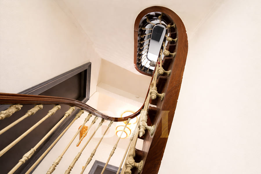 escalier maison centenaire bois fer forge vue hauteur escalier ancien en bois avec rambarde en fer forgé vue verticale intérieur maison centenaire charme ancien rénovation