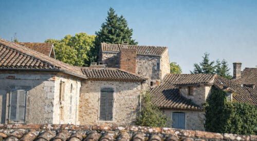 toits de maisons anciennes en tuiles avec façades en pierre village ancien ambiance authentique maison centenaire rénovation