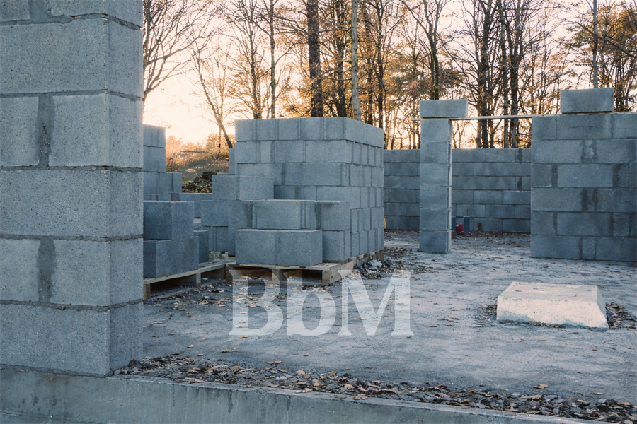 maison neuve construction parpaing premiere maison maison neuve en construction parpaings chantier fondations murs bruts première maison familiale