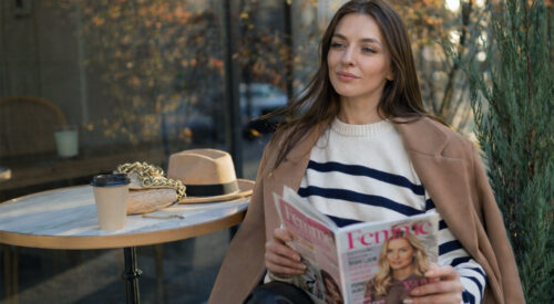 femme 40 ans lifestyle slow attitude terrasse café moment calme quotidien