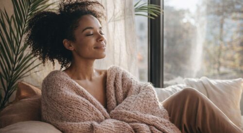 Femme en slow attitude chez elle, moment de calme et de recentrage dans un intérieur lumineux