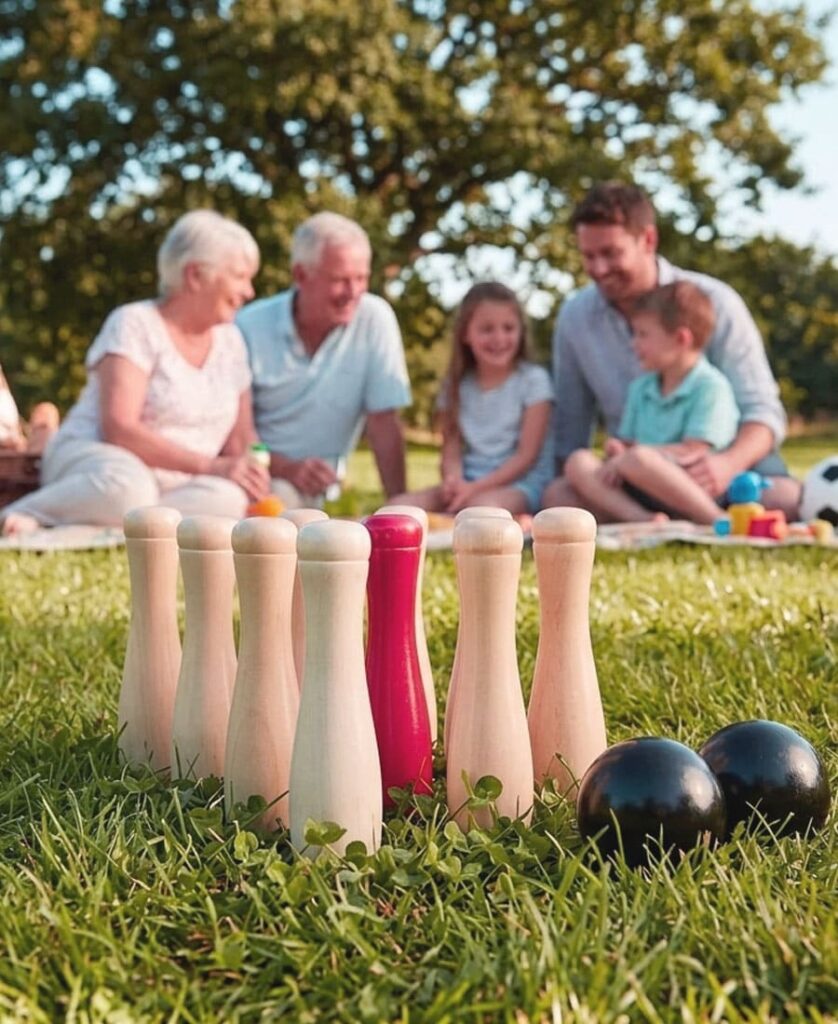 bcdjeux activite exterieur famille bowling bois Jeu de quilles en bois installé sur l’herbe avec famille multigénérationnelle en arrière-plan, activité extérieure conviviale pour jouer ensemble dans le jardin