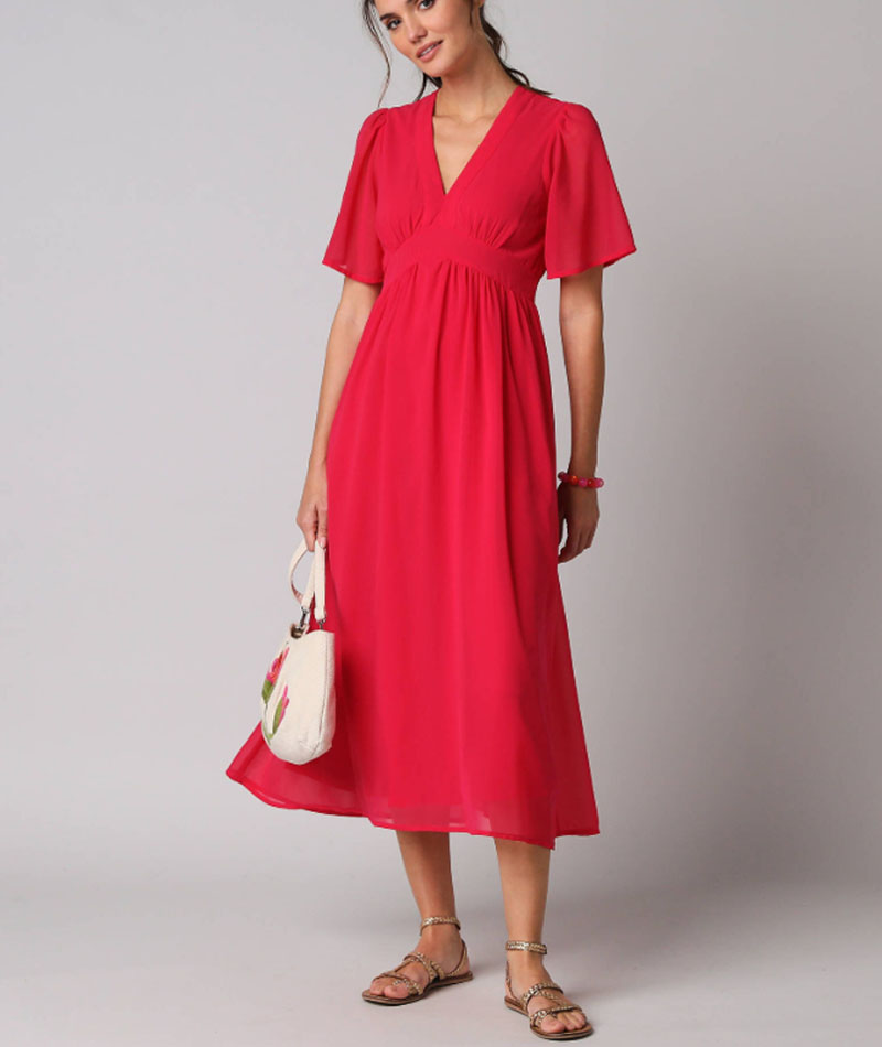 blanche porte robe rouge bebymaman Robe rouge midi Blanche Porte, coupe empire fluide décolleté en V, manches courtes légères, robe été confortable et féminine