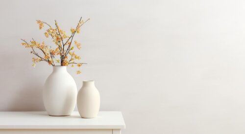 Mur blanc avec décoration minimaliste et vases épurés, intérieur blanc sobre et élégant en décoration maison