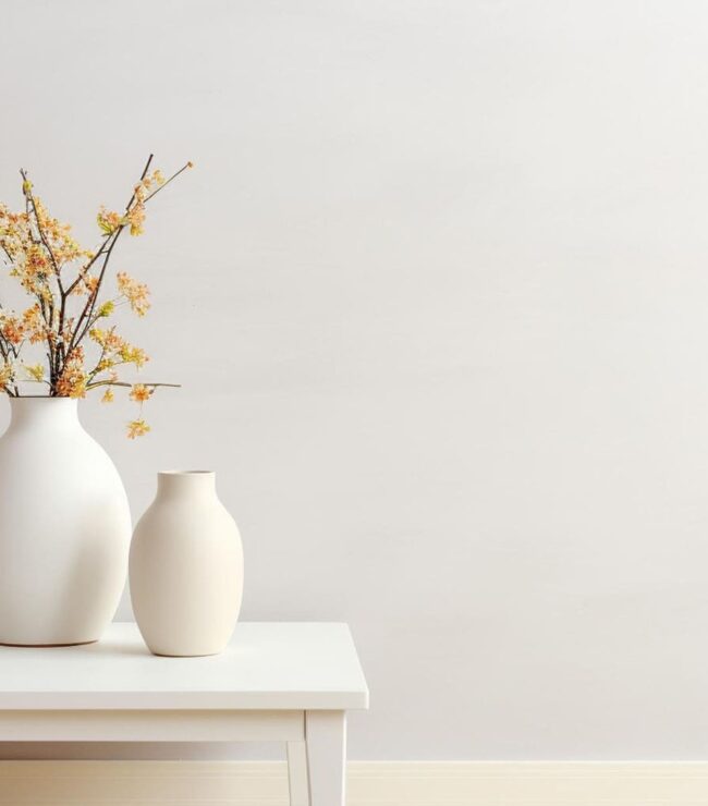 Mur blanc avec décoration minimaliste et vases épurés, intérieur blanc sobre et élégant en décoration maison