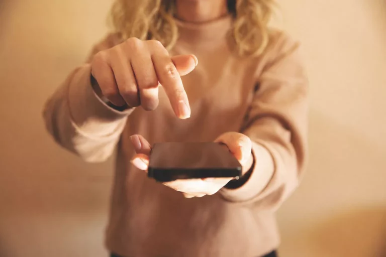 Scroller ou vivre : le slow blogging comme réponse à l’overdose de contenu